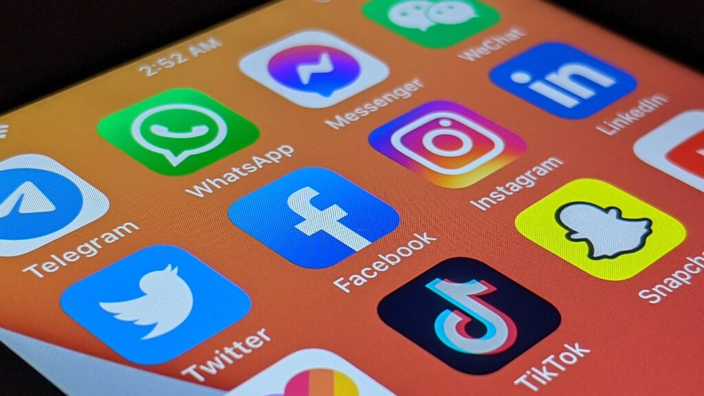 Introduction to social media marketing for beginners, with tips and strategies for successful online campaigns.